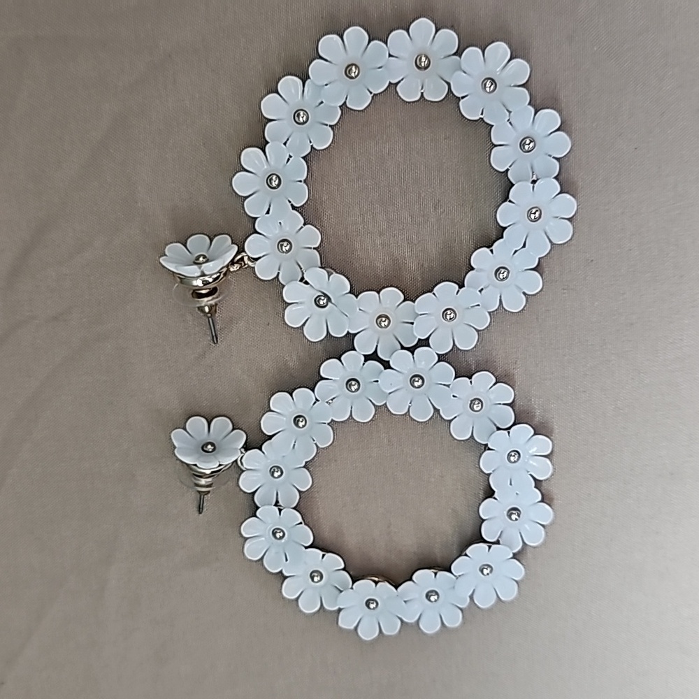 White floral daisy and gold circle shape earrings